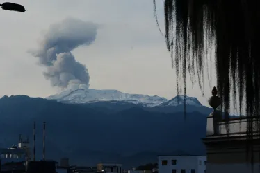 Así se vio la emisión de ceniza este martes desde el sector de cementerio San Esteban en Manizales. 