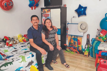 José Alonso Velásquez y su esposa, Adriana Martínez, beneficiarios del subsidio de mejoramiento de vivienda en el barrio San Sebastián.