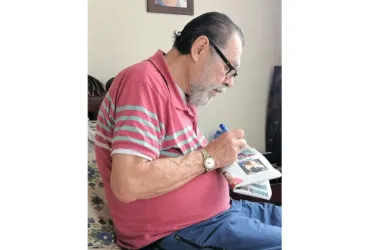 Jesús María Marulanda en su proceso matutino de pintura de las miniaturas.