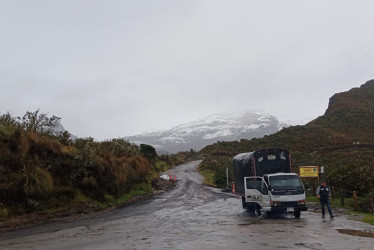 Jhon Freddy García salió en su camión el domingo de Manizales rumbo a Murillo para llevar cuatro terneros a una finca. En la imagen, desde el sector de El Sifón.