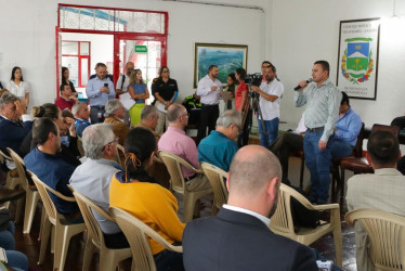 Reunión de las autoridades con los ganaderos de la región, en Villamaría, para analizar planes de contingencia debido a la actividad del volcán Nevado del Ruiz.