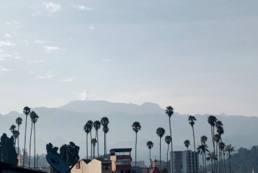 Así lucía este sábado, 15 de abril, el volcán Nevado del Ruiz desde el sector de Cristo Rey, en Manizales.