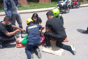 Los Bomberos Voluntarios de Supía atendieron a las 11:05 a.m. a un motociclista que perdió el control de su vehículo y al caer sufrió laceraciones y una posible fractura en el hombro izquierdo.