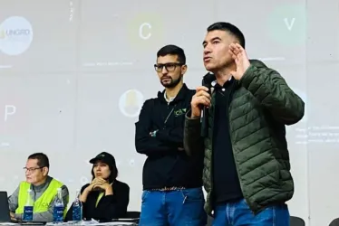 José Antonio García (d), alcalde de Murillo (Tolima), durante un Consejo de Gestión del Riesgo por la actividad naranja del volcán Nevado del Ruiz. 