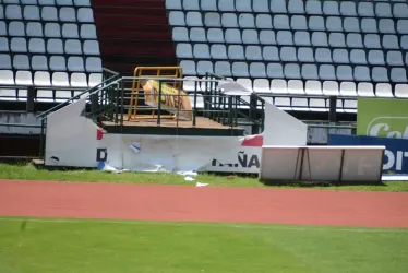 Esta es una valla que los aficionados del Once Caldas dañaron anoche cuando ingresaron a la grama del estadio Palogrande. 