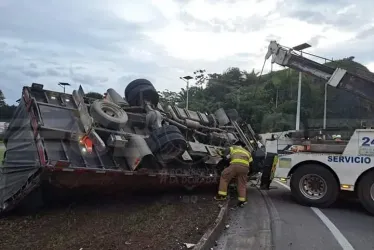 Rescatan a persona atrapada en volcamiento de un camión en la vía Purnio-La Dorada