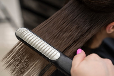 Cabello de mujer recibiendo tratamiento de keratina