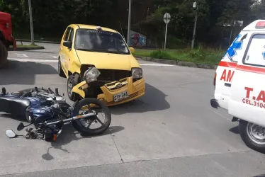 Choque de moto y taxi en la Ciudadela del Norte de Manizales. 