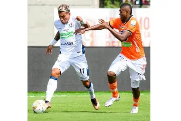 Dayro Moreno mejoró en el segundo tiempo, tuvo más participación en el partido. 