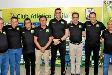 Michel Deller (sexto de izquierda a derecha), el máximo accionista de Independiente del Valle, junto a los salientes dirigentes del Atlético Huila, equipo que adquirió el empresario ecuatoriano.