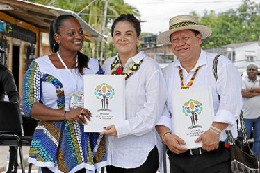 Foto | EFE | LA PATRIA  La representante legal de Cocomopoca, Glenis Garrido, recibio a la ministra de Agricultura, Jhenifer Mojica, y al director general de la Unidad de Restitución de Tierras, Giovani Yule, en Yuto (Chocó).