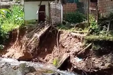 Esta es la quebrada Granisales que tiene afectadas cinco casas en Chinchiná (Caldas). 