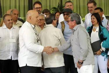 Otty Patiño, delegado del Gobierno, y el negociador jefe del Eln, Israel Ramírez, alias 'Pablo Beltrán', en el inicio del tercer ciclo de diálogos de paz el 2 de mayo en La Habana (Cuba). 