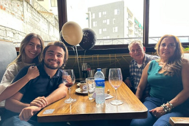 Festejando al suegro Foto | Cortesía | LA PATRIA