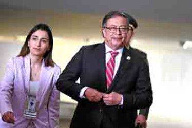 Gustavo Petro, presidente de Colombia, junto a su jefe de Despacho, Laura Sarabia, quien está en el ojo del huracán tras el supuesto robo por parte de su niñera a la que al parecer sometió al polígrafo de la Casa de Nariño, catalogado por la oposición como un abuso de poder. Ayer el embajador en Caracas, Armando Benedetti, fue señalado de estar involucrado en el escándalo, pero este negó haber participado en alguna conspiración.