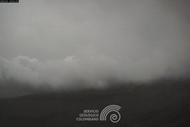 Una espesa niebla invisibilizó la cima del Nevado del Ruiz en la mañana de este lunes, desde el sector del cerro Gualí.