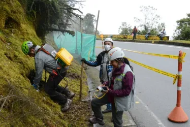 Especialistas del Servicio Geológico Colombiano el 15 de mayo haciendo análisis en el sector de emanación de vapores de Cerro Bravo. 