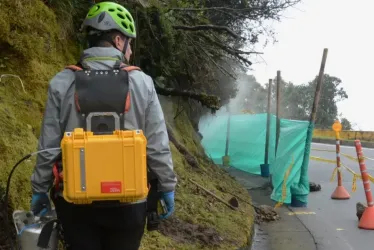 El lunes, 15 de mayo personal del Servicio Geológico Colombiano y la empresa Transportadora de Gas Internacional realizaron estudios en la salida de gases y vapores en Cerro Bravo, que se detectaron desde el 12 de mayo. 