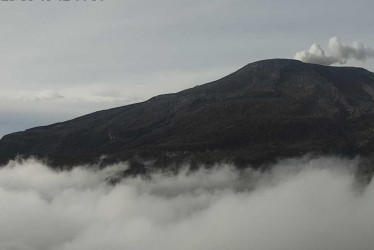 Así lucía en la mañana de este viernes el volcán Nevado del Ruiz desde las cámaras de monitoreo del Servicio Geológico Colombiano instaladas en el cerro Gualí.
