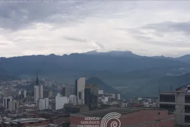 Así se ve el volcán Nevado del Ruiz este miércoles desde el Observatorio Vulcanológico y Sismológico Manizales.