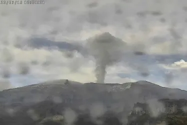 Emisión de ceniza de este sábado en el volcán Nevado del Ruiz. 