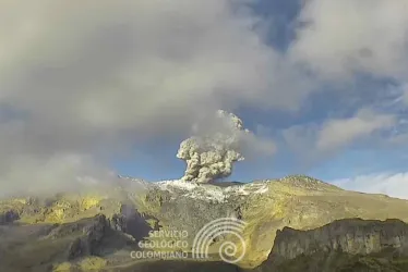 Emisión de ceniza del volcán Nevado del Ruiz registrada esta mañana a las 7:47 a.m. La columna alcanzó en dispersión 3000 m.