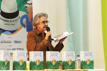 La escritora del libro, María Doralba Arias Orozco, en la presentación del libro.