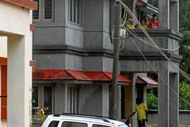 Fotot | EFE | LA PATRIA La gente mira un automóvil cercano sumergido en agua de inundación en una zona residencial después de que el ciclón Biparjoy azotara Mandvi, en el distrito de Kutch del estado occidental de Gujarat, India.