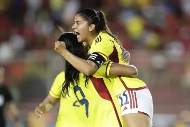 Catalina Usme de Colombia celebra un gol hoy, durante un partido amistoso ante Panamá.