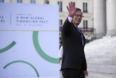 El presidente colombiano, Gustavo Petro, llega este viernes a la sesión de clausura de la Cumbre del Nuevo Pacto Financiero Global, París, Francia.