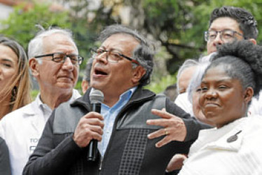 Gustavo Petro aseguró ayer que el pueblo saldrá a las calles a defender la democracia si ocurre un “golpe blando” en su contra.