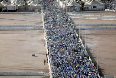 Foto | EFE | LA PATRIA  Arabia Saudí. Peregrinos musulmanes a su llegada al ritual simbólico del "lanzamiento de piedras al diablo" , en el puente Jamarat, dentro de la peregrinación a La Meca, ayer. El ritual tiene lugar el primer día de la festividad "Eid al Adha", consiste en lanzar guijarros sobre tres grandes pilares. Asistieron 1 millón 845 mil peregrinos de 150 países.