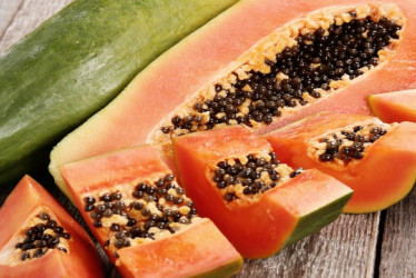 Papaya picada en una mesa.