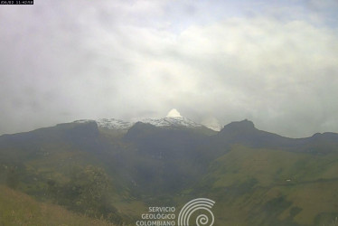 Las cámaras web de monitoreo del Servicio Geológico Colombiano capturaron esta imagen del volcán Nevado del Ruiz este 2 de junio.