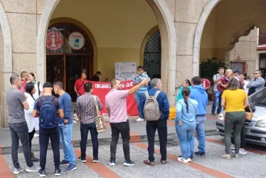 Plantón de docentes este viernes al frente de la sede de la Secretaría de Educación de Caldas. 