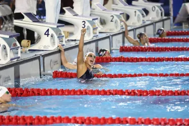 Stefanía Gómez celebra tras ganar la medalla de oro en los 100 metros pecho de la natación de los Juegos Centroamericanos y del Caribe.