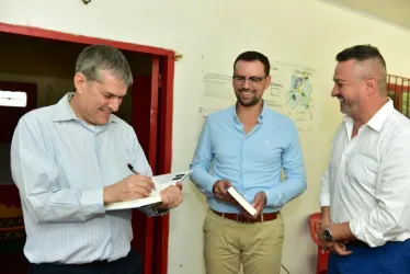 De izquierda a derecha: El embajador de Israel en Colombia, Gali Dagan; el gobernador de Caldas, Luis Carlos Velásquez; el alcalde de Riosucio, Marlon Alexánder Tamayo.