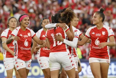 María Camila Reyes (c) de Santa Fe celebra su gol hoy, en el juego de ida de la final de la Liga Femenina del fútbol profesional colombiano entre Santa Fe y América en el estadio El Campín de Bogotá.