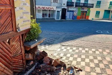 La caseta y, al fondo, la casa (puerta negra) afectadas en Pácora.