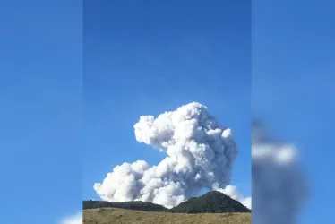 Así se vio la emisión de ceniza de este miércoles, a las 7:32 a.m. desde la vereda Frailes de Villamaría. 