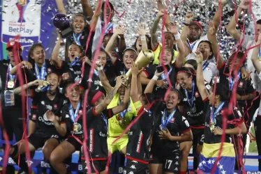 Jugadoras de Santa Fe celebran con el trofeo al ganar la final de la Liga Profesional femenina ante el América en el estadio Pascual Guerrero en Cali.