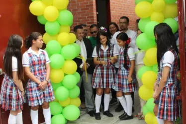 En Norcasia inauguraron ayer las obras del colegio San Gerardo María Mayela, con la presencia del gobernador, Luis Carlos Velásquez, quien anunció más aportes para esa sede. 
