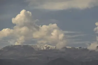 El volcán Nevado del Ruiz visto este sábado desde el barrio Linares en Manizales.