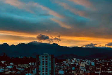 El volcán Nevado del Ruiz visto este miércoles al amanecer desde Manizales. 