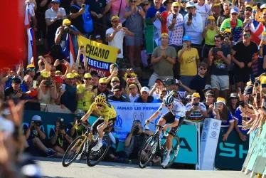 El ciclista danés Jonas Vingegaard (i) del equipo Jumbo-Visma y el ciclista esloveno Tadej Pogacar del equipo UAE Team Emirates se acercan a la línea de meta durante la 15.ª etapa del Tour de Francia 2023, de 180 km desde Les Gets les Portes du Soleil hasta Saint-Gervais Mont Blanc le Bettex.
