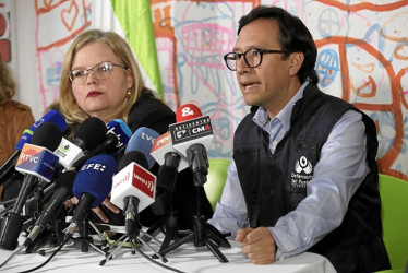 Foto | EFE | LA PATRIA El vicedefensor del Pueblo, Luis Andrés Fajardo, junto a la directora del ICBF, Astrid Cáceres, anuncian que los menores seguirán bajo la custodia del Gobierno.