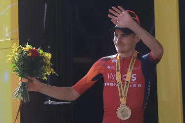 El ciclista español Carlos Rodríguez del equipo INEOS Grenadiers celebra en el podio después de ganar la etapa 14 del Tour de Francia 2023, una carrera de 152 km desde Annemasse hasta Morzine les Portes du Soleil.