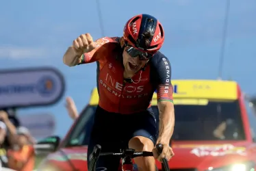 El ciclista polaco Michal Kwiatkowski del equipo INEOS Grenadiers celebra al ganar la 13.ª etapa del Tour de Francia 2023, una carrera de 138 km desde Chatillon-Sur-Charlaronne hasta el Grand Colombier.