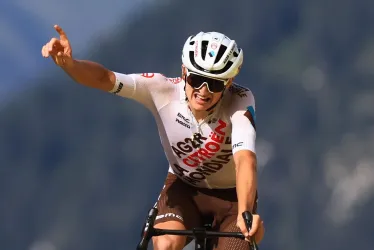 El ciclista austriaco Felix Gall del AG2R Citroen Team gana la 17.ª etapa del Tour de Francia 2023, una carrera de 166 km desde Saint-Gervais Mont-Blanc hasta Courchevel.