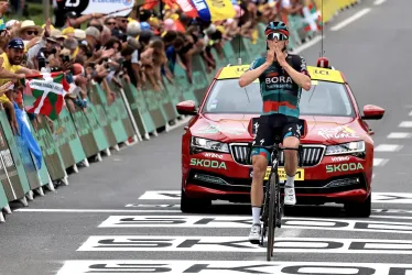 El ciclista australiano Jai Hindley del equipo BORA-hansgrohe, gana la quinta etapa del Tour de Francia 2023, una carrera de 162,7 km de Pau a Laruns, Francia, y se convierte en el nuevo líder.